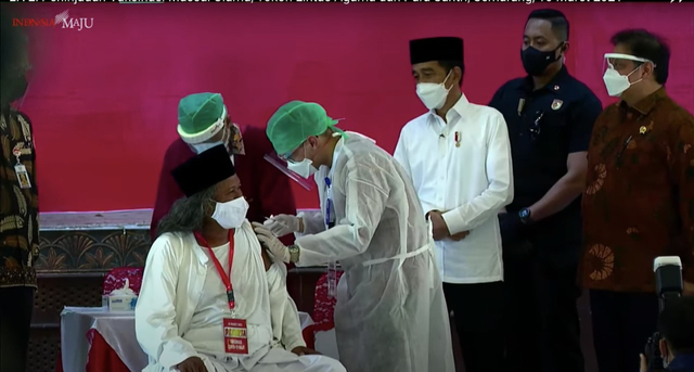 Presiden Jokowi meninjau vaksinasi massal ulama, tokoh lintas agama dan santri di Semarang, 10 Maret 2021. Foto: Youtube/@Sekretariat Presiden