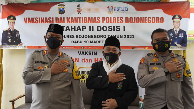 Dai dan Pendeta Kamtibmas Polres Bojonegoro Divaksin Corona (156096)