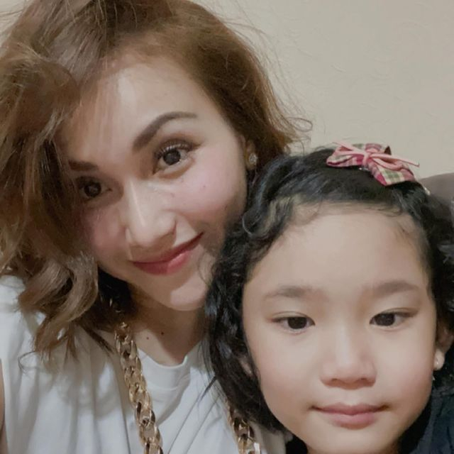 Ayu Ting Ting bersama Putrinya Bilqis Khumairah. (Foto: Instagram/@ayutingting92).