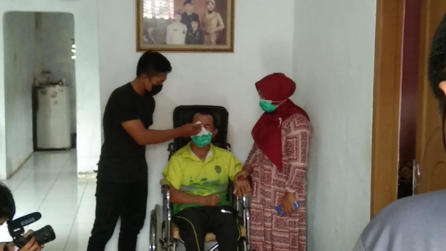Seorang anggota TNI di Subang, Kopka Ade Casmita (47) mengalami kelumpuhan selama 4 tahun diduga akibat disengat tawon vespa affinis.  Foto: Dok. Istimewa