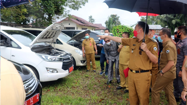 Wali Kota dan Wakil Wali Kota Tomohon memeriksa kondisi Kendaraan Dinas di lingkup Pemerintahan Kota Tomohon