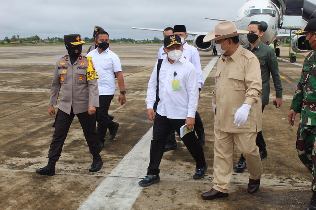 Menhan Prabowo Subianto didampingi Gubernur Kalteng Sugianto Sabran saat menuju lokasi Food Estate.