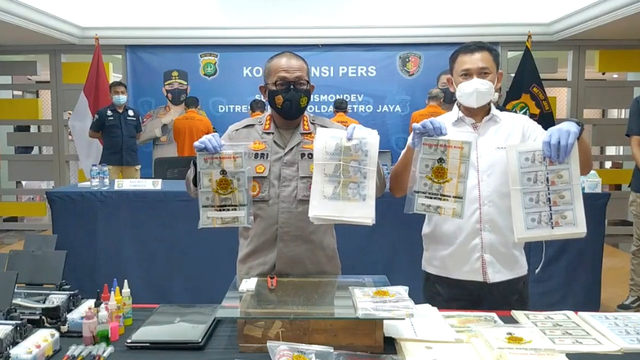 Tersangka Pembuat Dolar Palsu Belajar Cetak Uang dari Internet (869930)
