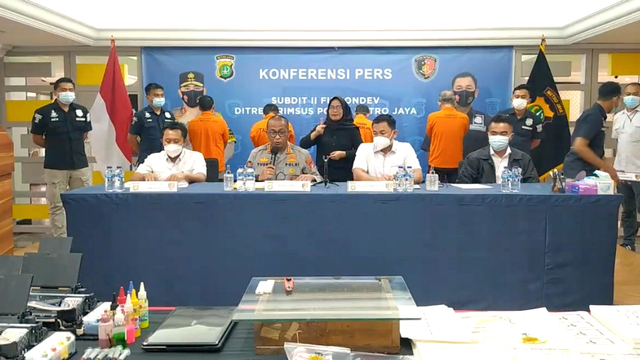 Tersangka Pembuat Dolar Palsu Belajar Cetak Uang dari Internet (869931)
