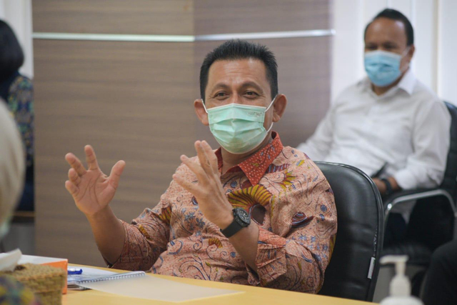 Gubernur Kepulauan Riau, Ansar Ahmad, memberikan pemaparan terkait pembangunan jembatan Batam-Bintan di kantor Kementerian PUPR. Foto: Istimewa