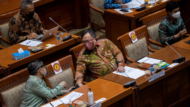 Menristek/Kepala BRIN Bambang Brodjonegoro (tengah) mengikuti rapat kerja dengan Komisi IX DPR di Kompleks Parlemen, Senayan, Jakarta, Rabu (10/3/2021). Foto: Sigid Kurniawan/ANTARA FOTO