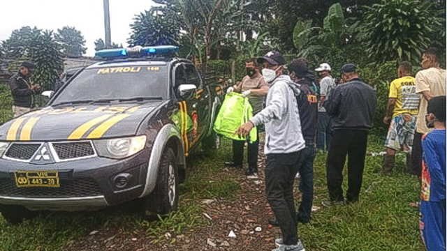 Polisi selidiki jasad perempuan berambut panjang di kebun kosong di Bogor.  Foto: Dok. Istimewa