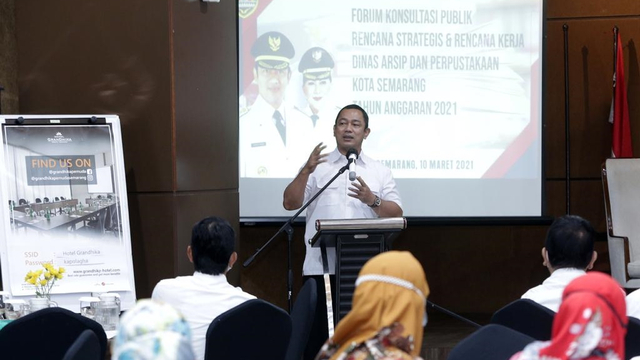 Wali Kota Semarang Hendrar Prihadi saat membuka kegiatan Forum Komunikasi Publik Penyusunan Rencana Strategis 2022-2026 dan Rencana Kerja 2022 yang digelar Dinas Arsip dan Perpustakaan, Rabu (10/3). Foto: Pemkot Semarang