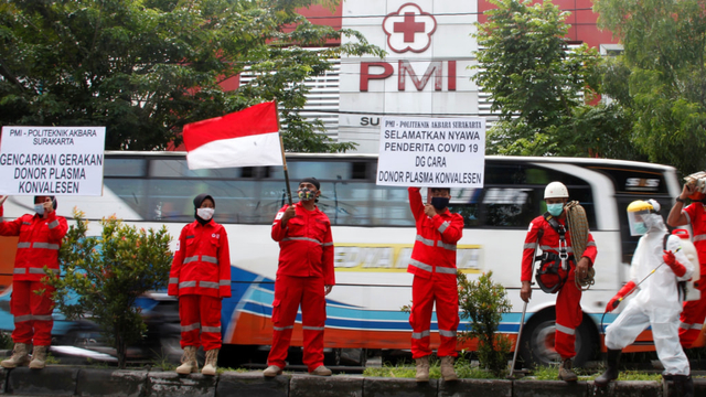 Relawan dari Politeknik Abdi Kemanusiaan untuk Bangsa dan Negara (AKBARA) saat sosialisasi donor plasma konvalesen di depan kantor Palang Merah Indonesia (PMI) Solo, Jawa Tengah, Jumat (15/1). Foto: Maulana Surya/ANTARA FOTO