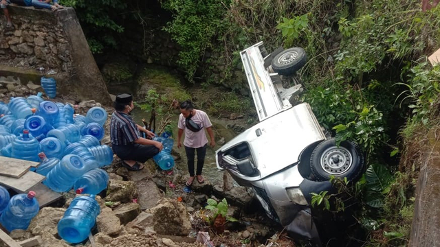 Mobil yang memuat air galon di Mamuju terjun ke parit. Foto: Awal Dion/SulbarKini