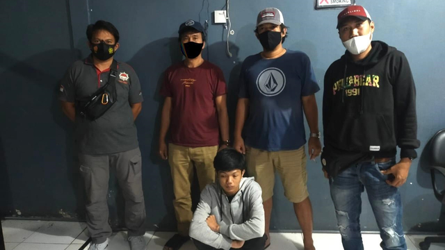 Boby (tengah), pelaku pengeroyokan terhadap anggota TNI di Bulukumba, Sulawesi Selatan, ditangkap. Foto: Dok. Istimewa