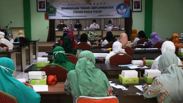 Wali Kota Malang, membuka Bimtek pembelajaran dengan STEAM untuk PAUD.(foto:Feni Yusnia).