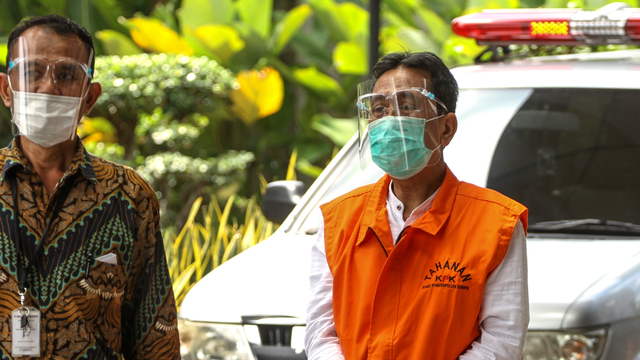 Mantan Anggota DPRD Jawa Barat Abdul Rozaq Muslim (kanan) menuju ruangan pemeriksaan di Gedung KPK, Jakarta, Rabu (10/3/2021). Foto: Asprilla Dwi Adha/ANTARA FOTO