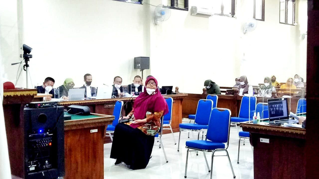 Desi Elmasari sebagai Mantan Plt Kasi Perencanaan Dinas PUPR menjadi saksi perkara suap fee proyek Pemerintah Kabupaten Lampung Selatan, Rabu (10/3). | Foto : Bella Sardio/ Lampung Geh