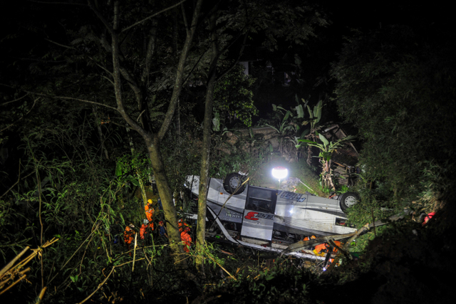 Petugas mengevakuasi korban kecelakaan bus PO Sri Padma Kencana di Wado, Kabupaten Sumedang, Jawa Barat, Rabu (10/3).  Foto: Raisan Al Farisi/ANTARA FOTO