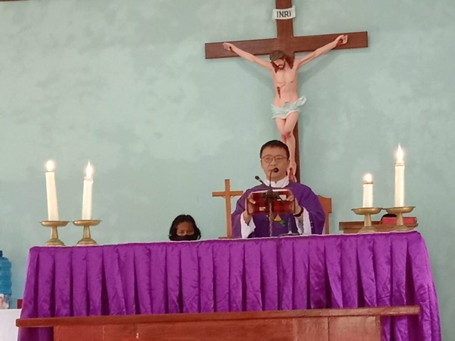 Pastor Paroki Santo Albertus Agung Teminabuan Keuskupan Manokwari-Sorong, Zepto Trifon Polii,Pr saat memimpin misa di Ayamaru