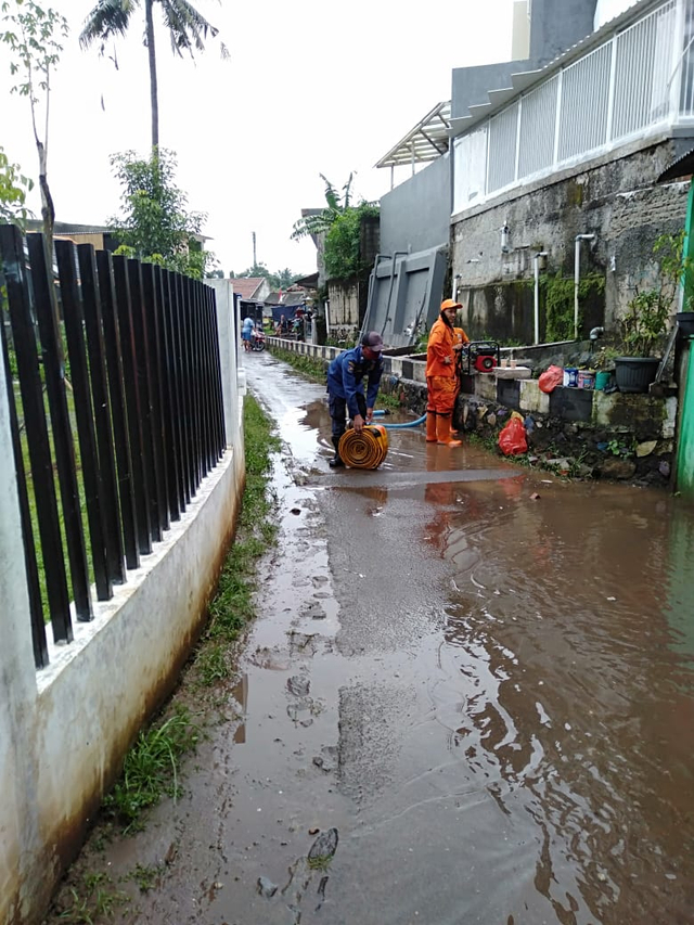 Turap di Jalan Warung Silah, Kelurahan Ciganjur, Kecamatan Jagakarsa, Jakarta Selatan, longsor pada Kamis (11/3) pagi.  Foto: Damkar DKI Jakarta