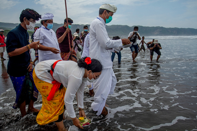 Umat Hindu mengikuti upacara Melasti menjelang Hari Raya Nyepi Tahun Saka 1943 di Pantai Kuta, Bali, Kamis (11/3/2021). Foto: Fikri Yusuf/ANTARA FOTO