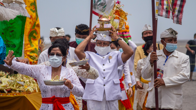 Umat Hindu mengikuti upacara Melasti menjelang Hari Raya Nyepi Tahun Saka 1943 di Pantai Kuta, Bali, Kamis (11/3/2021). Foto: Fikri Yusuf/ANTARA FOTO
