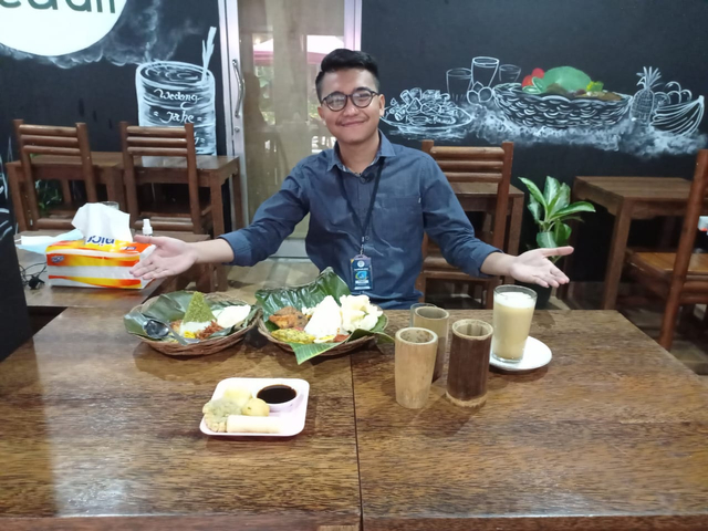Ari Maliq dan bermacam makanan dan minuman di Dapur Dif_abel, Gotong Royong, Tanjung Karang Pusat, Kota Bandar Lampung. Selasa (9/3) | Foto : Yogiez / Lampung Geh