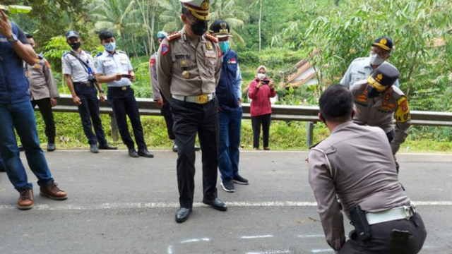 Polisi melakukan olah tempat kejadian perkara kecelakaan bus masuk jurang di Wado, Kabupaten Sumedang, Jawa Barat, Kamis (11/3/2021).  Foto: ANTARA/HO-Polres Sumedang