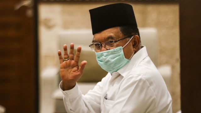 Ketua Dewan Masjid Indonesia (DMI) Jusuf Kalla melambaikan tangan saat akan mengikuti acara peluncuran "Gerakan Nasional Mengisi Masjid dengan 1 Juta Sajadah Pelindung COVID-19" di Masjid Istiqlal, Jakarta, Kamis (11/3/2021). Foto: Rival Awal Lingga/ANTARAFOTO