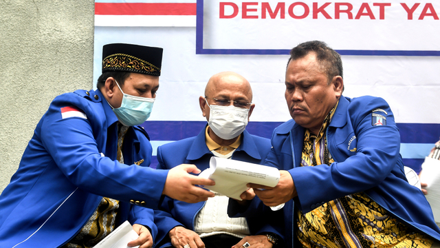 Sekjen Partai Demokrat versi KLB Jhonny Allen (kanan) berbincang dengan Politisi Partai Demokrat versi KLB Soflawati Mosaid (kiri) dan Darmizal (tengah) saat konferensi pers terkait urgensi KLB Sibolangit di Jakarta, Kamis (11/3/2021). Foto: Muhammad Adimaja/ANTARA FOTO