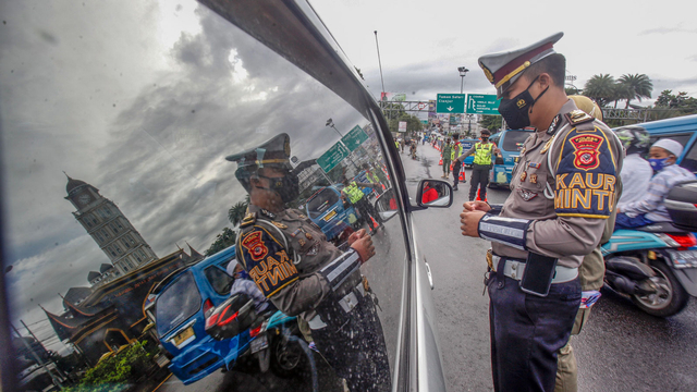 Petugas gabungan Satgas COVID-19 memberhentikan kendaraan wisatawan untuk diperiksa surat tes cepat antigen di jalur wisata Puncak, Gadog, Kabupaten Bogor, Jawa Barat, Kamis (11/3/2021). Foto: Yulius Satria Wijaya/ANTARA FOTO