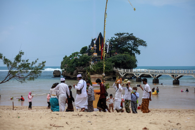 Upacara Melasti yang dilakukan Umat Hindu di Pantai Balekambang pada Kamis (11/03/2021).