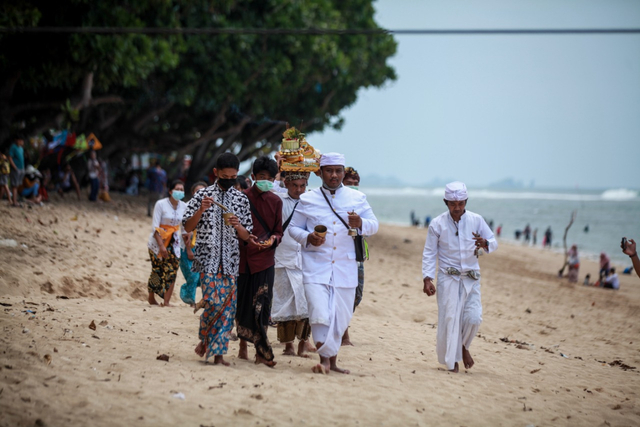 Upacara Melasti yang dilakukan Umat Hindu di Pantai Balekambang pada Kamis (11/03/2021).