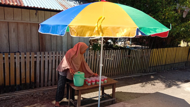 Wa Ode Syahripu, saat menjajakan jualan es pisang ijo, di Taiabu Selatan, Pulau Taliabu, Maluku Utara. Foto: Istimewa