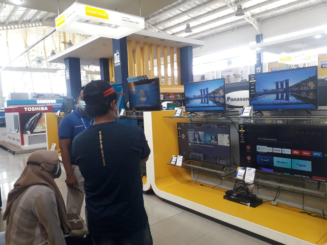 Sejumlah pengunjung di gerai penjualan televisi digital Kota Malang. Foto : Azmy.