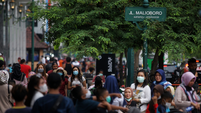 Pengunjung memadati kawasan wisata Malioboro, Yogyakarta, Kamis (11/3/2021). Foto: Andreas Fitri Atmoko/ANTARA FOTO