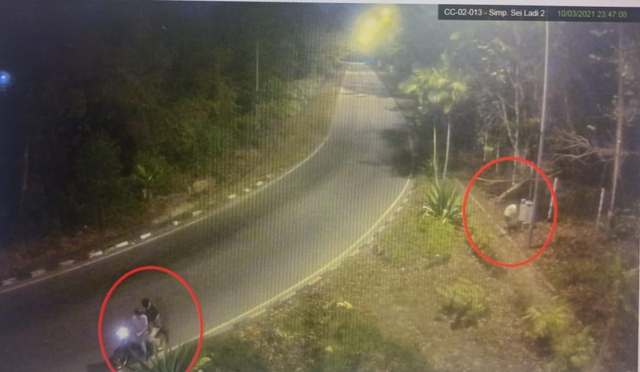 Tangkapan layar rekaman CCTV tiga pria di Batam matikan lampu jalan. Foto: Istimewa