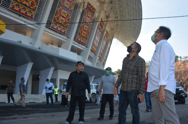 Wakil Gubernur Sumatera Barat Audy Joinaldy saat meninjau pembangunan Stadion Utama Sumatera Barat di Sikabu, Padang Pariaman, Kamis 11 Maret 2021. Foto: Biro Humas Sumbar