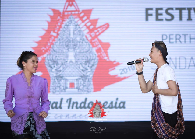 Dua orang dari salah satu komunitas Indonesia di Perth mengisi acara dalam Festival Indonesia Perth 2019 (Sumber foto: Elis ZA)