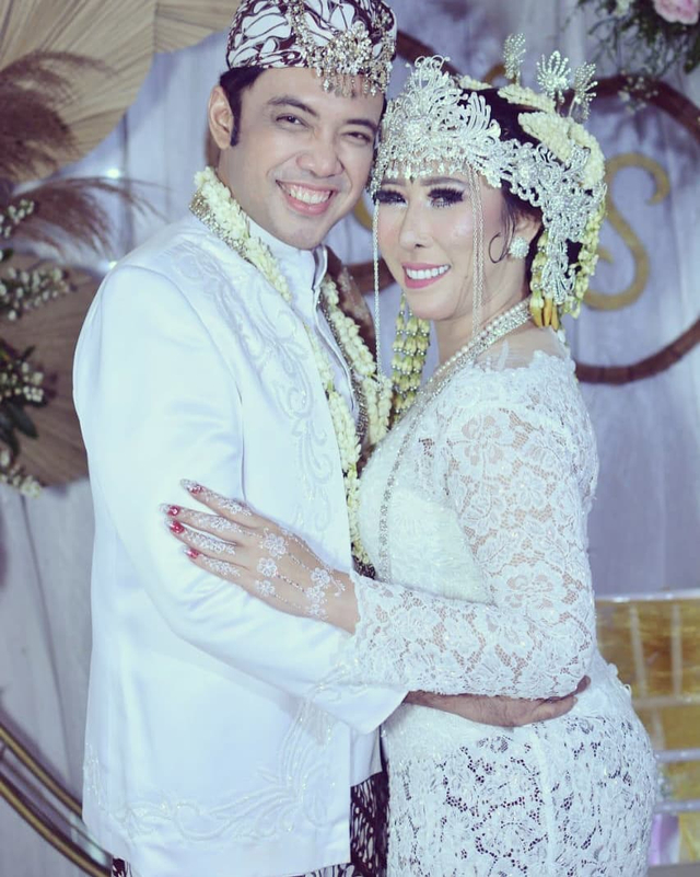 Sandy Tumiwa dan Henny Mona. Foto: Instagram/@hennymonayr