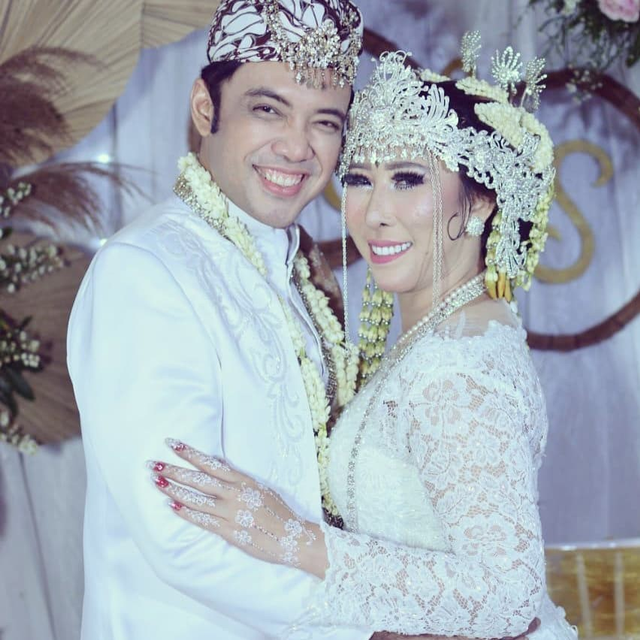 Sandy Tumiwa dan Henny Mona Tak Butuh Waktu Lama untuk Mantap Menikah (79903)