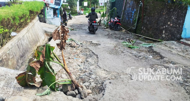 Jalan rusak di Desa Cijalingan, Kecamatan Cicantayan, Kabupaten Sukabumi. Sebelumnya seorang guru dimarahi aparat desa akibat memposting keadaan jalan tersebut. Belakangan video guru dimarahi aparat desa itu viral di media sosial. | Riza