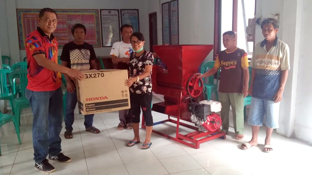 Anggota DPRD Kabupaten Bolaang Mongondow Utara (Bolmut) Moh Abdul Rafiq Pangau menyerahkan bantuan mesin perontok jagung dan bibit jagung untuk Desa Batu Tajam, Kecamatan Pinogaluman 