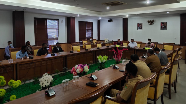 Rapat Dengar Pendapat di Komisi III DPRD Kota Batam terkait tumpahan minyak di Pulau Labu. Foto: Zalfirega/kepripedia.com