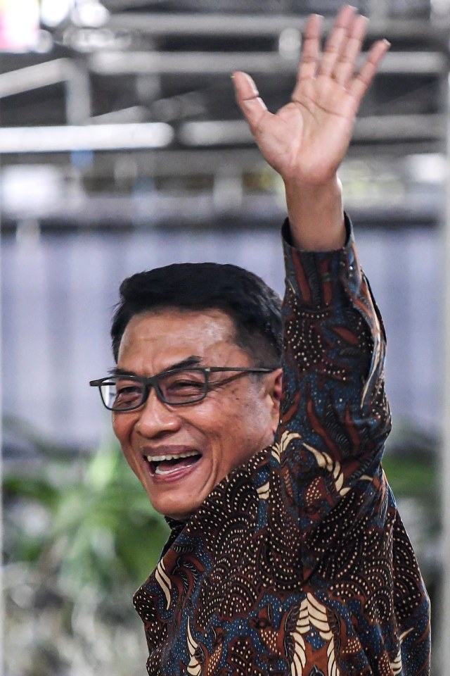 Kepala Kantor Staf Presiden Moeldoko melambaikan tangan usai memberi keterangan pers di kediamannya kawasan Menteng, Jakarta, Rabu (3/2/2021). Foto: M Risyal Hidayat/ANTARA FOTO