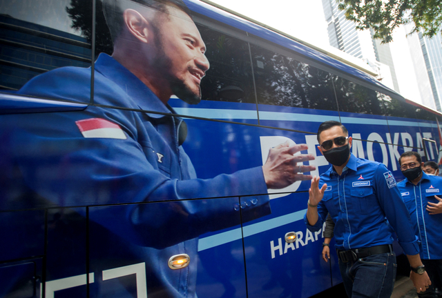 Ketua Umum Partai Demokrat Agus Harimurti Yudhoyono (AHY) berjalan meninggalkan Kementerian Hukum dan HAM usai menyerahkan berkas keabsahan organisasi dan AD/ART partai di Jakarta, Senin (8/3/2021). Foto: Aditya Pradana Putra/ANTARA FOTO