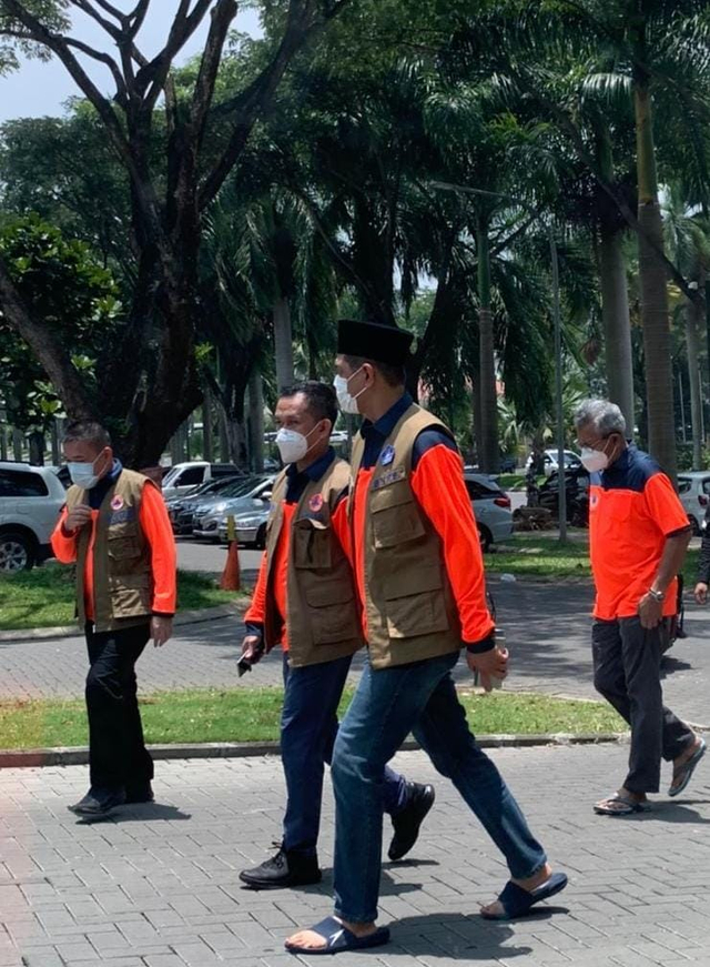 Doni Monardo salat Jumat di Masjid Al Irsyad Bandung. Foto: Dok. BNPB