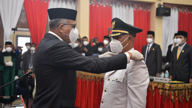 Gubernur Aceh melantik Wakil Bupati Bener Meriah. Foto: Humas Aceh