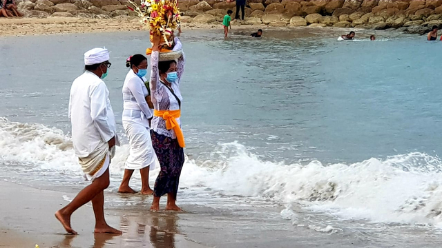 Upacara Melasti di Pantai Sanur, Denpasar, Bali - RFH