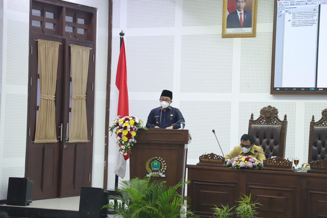 Wali Kota Malang, Sutiaji saat rapat paripurna membahas Ranperda tentang Retribusi Jasa Usaha di Ruang Sidang DPRD Kota Malang, Jumat (12/3/2021). (Foto: Pemkot Malang)