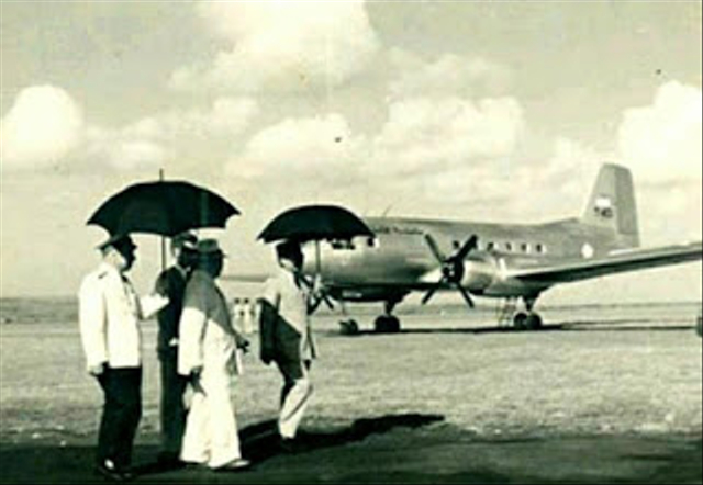 Presiden Soekarno dan Pejabat Pemerintah Uni Soviet persis dibelakan Pesawat Dolok Martimbang Sumber: Google