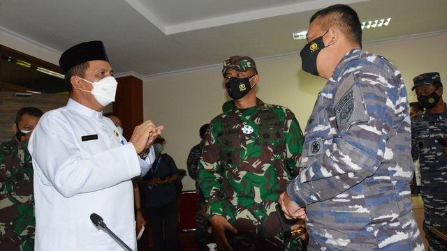Gubernur Kepri, Ansar Ahmad berbincang membahas tim satgas labuh jangkar. Foto: Ismail/kepripedia.com