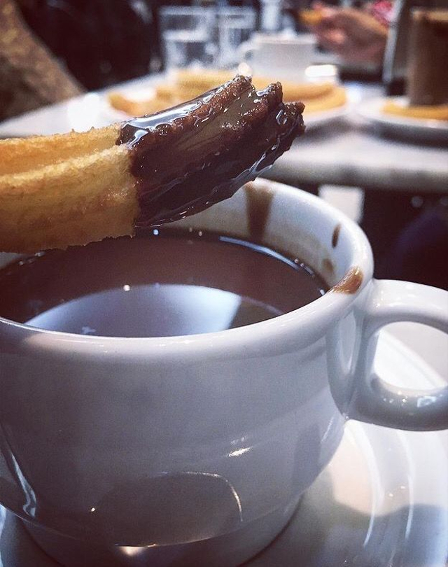 Churros dicelupkan ke dalam coklat hangat yang kental (foto: courtesy Dian Mambou)